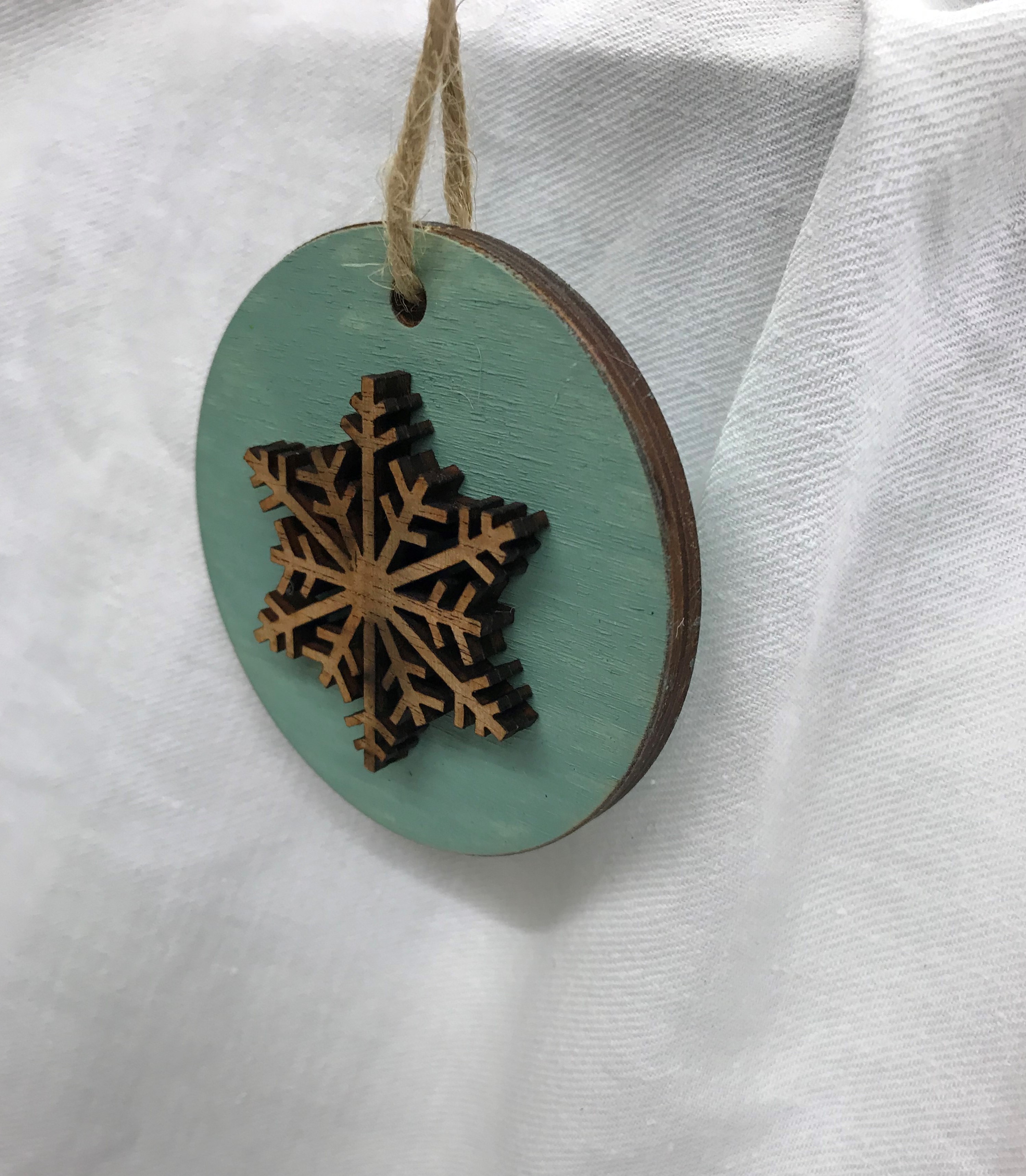 Round coloured tree dec